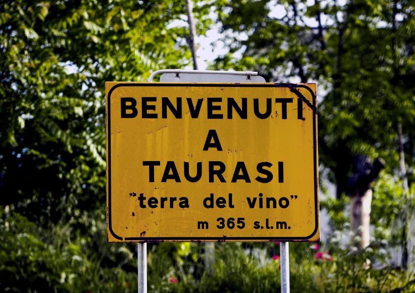 Benvenuti a Taurasi Benvenuti a Taurasi, terra del vino