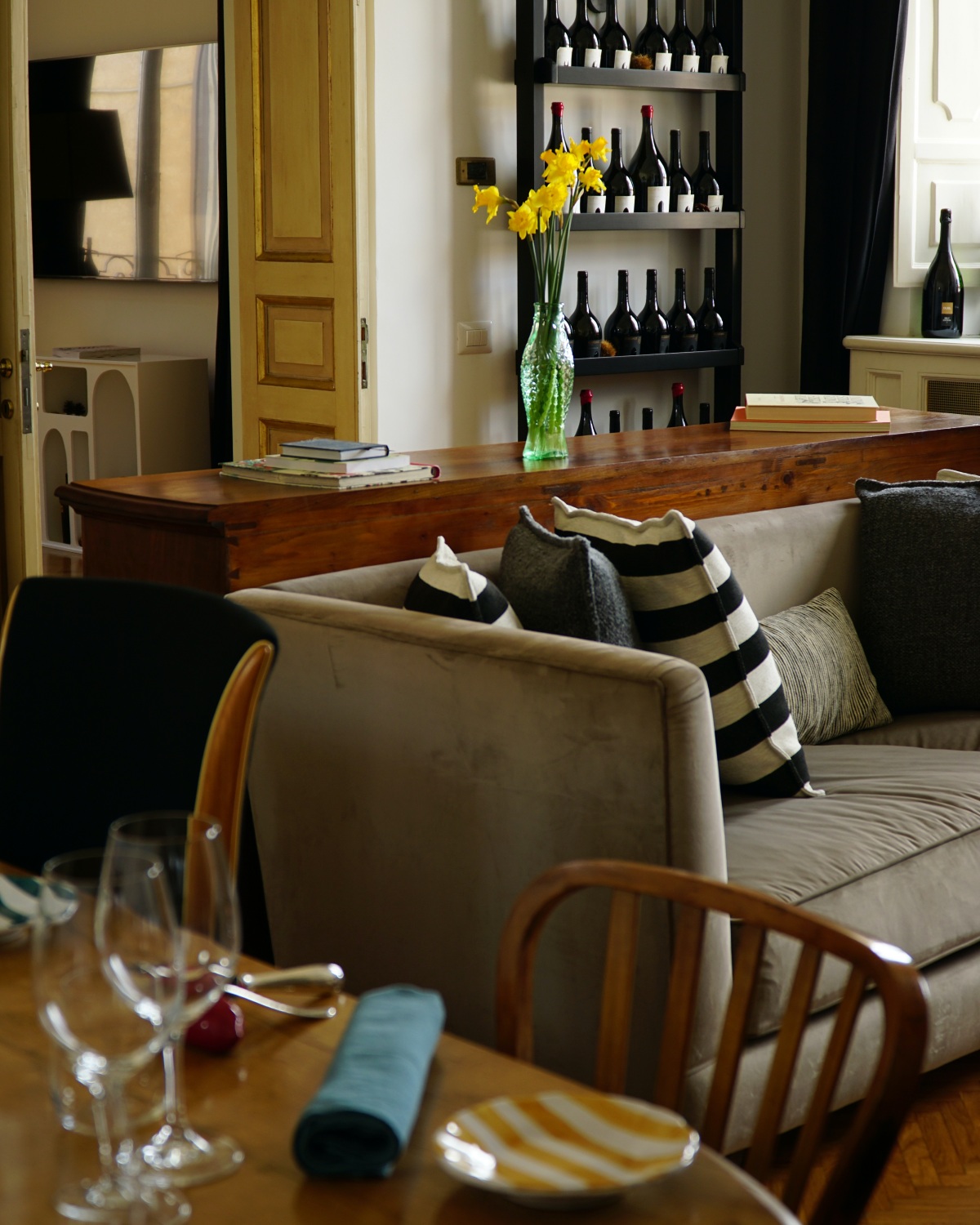 salotto con degustazione the apartment roma feudi di san gregorio