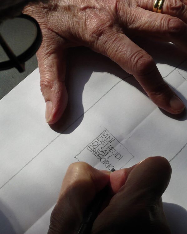 Dettaglio dell’etichetta Feudi di San Gregorio disegnata da Massimo e Lella Vignelli